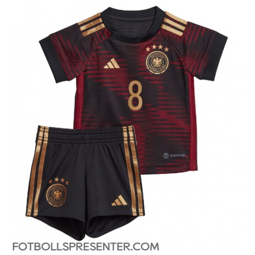 Tyskland Leon Goretzka #8 Bortatröja Barn VM 2022 Kortärmad (+ korta byxor)